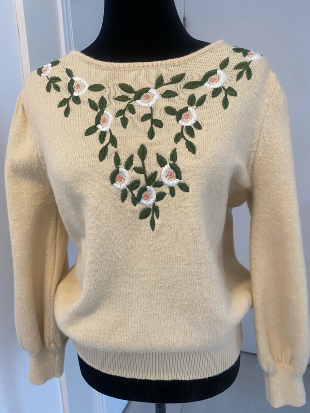 STUNNING VINTAGE Floral Embroidered round neck Sweater w puff sleeves Sze Medium